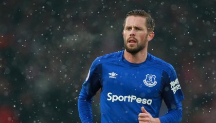 开云网页版登录入口-在与雷霆的大战中，他连续多次封堵对手破篮，包括多次阻止“空中飞人”的扣篮！