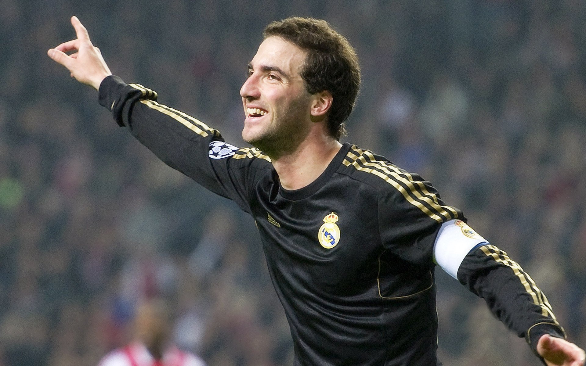 德甲:拜仁4-0大胜奥格斯堡,莱万完成帽子戏法,德甲拜仁vs奥格斯堡